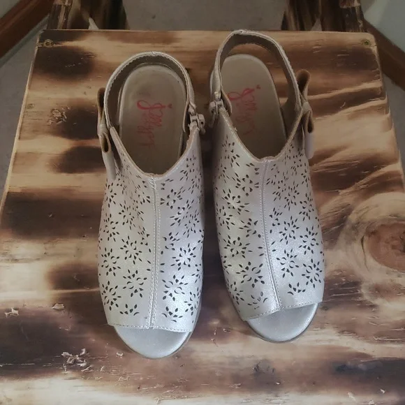 Big Girls Peep-Toe Sandals with Bow Accent Size 4M - Picture 8 of 14